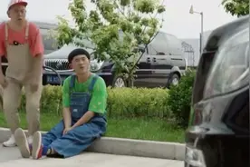 傻大叔看到路边一辆百万的豪车硬说是他的，小伙的出现证实了此事视频封面