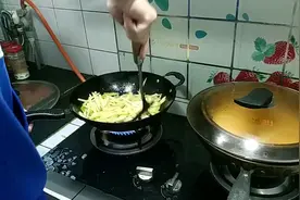 小伙儿学做菜，把土豆丝切成了土豆条，不过成品还不错。