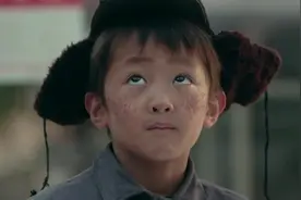 小时候脏兮兮跟在小女孩身后的小男孩，20年后再见竟变成大帅哥视频封面