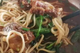 胖大海国庆回家路上堵一天，服务区吃碗22元牛肉面，简直泪流满面