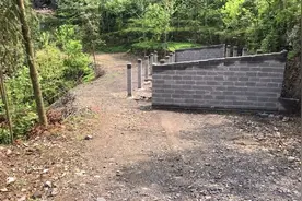 花几万修的路不让走，无奈只能在路上建鸡舍，没想到竟因祸得福视频封面