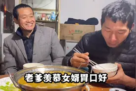 老爹在家养病，儿子精心准备一大桌菜营养全面，养儿就为这一刻