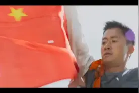电影片段:两军交战看见中国国旗，立即停止交战。中国的力量！视频封面