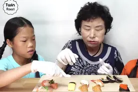 奶奶和双胞胎姐妹一起分享糖果和海鲜视频封面