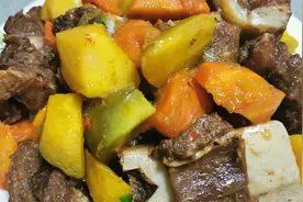 胡萝卜炖牛排骨的家常做法，肉香软烂胡萝卜香甜，全家都爱吃视频封面