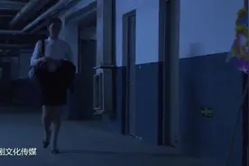 合租美女半夜回家，同居大哥客厅放了什么，竟然把她吓晕倒地视频封面