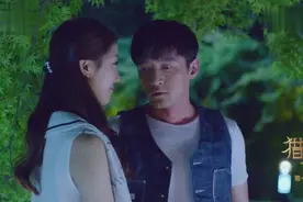 小伙深夜混进女生宿舍，被宿管阿姨抓到说:大晚上别闪着腰视频封面