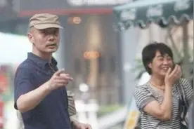 62岁葛优妻子曝光，原来是大家熟知的她，没孩子感情也甜如蜜视频封面
