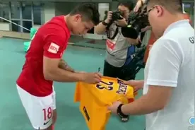埃尔克森为泰达球迷在詹姆斯的湖人球衣上签名，这是什么操作视频封面