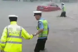 山西运城突降暴雨街道水深及腰 大车水中行驶如跑船 小车随水漂浮视频封面