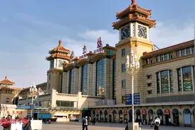 下午五点，北京火车站突然播放《东方红》并敲钟，这是怎么了？视频封面