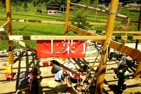 农村传统木房搭建过程，为什么还要选好日子“上梁”