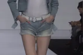 时尚超短牛仔裤搭配酷炫夹克，美女气场十足！视频封面