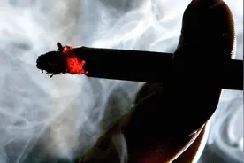 教你几个小技巧，轻松去除手上的烟渍，还不赶紧学起来？视频封面