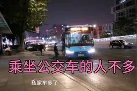东莞街头公交车站台，现在乘坐公交车的人不多，什么原因呢？视频封面