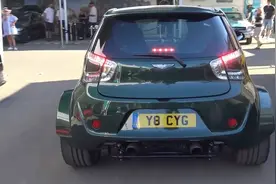 微型车也有大心脏！阿斯顿马丁Cygnet搭载4.7L V8 引擎！视频封面