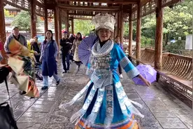 打工妹第一次试穿苗服，大街上兴奋跳起了舞，却引来路人围观拍照视频封面