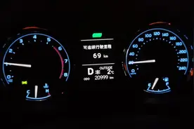 预热发动机后熄火，五分钟后检查机油尺上机油的位置视频封面