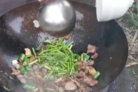 “爆炒卤猪头肉”，简单的做法简直太香太好吃了视频封面