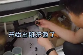 老妈的洗菜盆龙头不出水了，打开管子一看都懵了，弄出来好多脏东视频封面