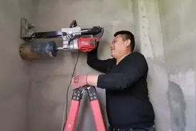 专业墙上钻孔机，50块钱一个孔都不干，整个过程看着就累！视频封面