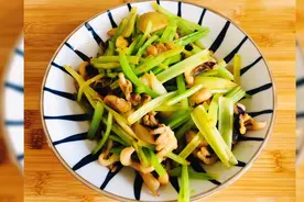 芹菜炒乌贼这样做，乌贼鲜香，芹菜脆口，到底谁更好吃呢？视频封面
