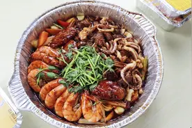 外卖113元黄记煌三汁焖锅，大虾鱿鱼加排骨，一锅都是肉，真实惠