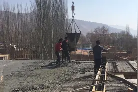 农村地基是淤泥咋处理？小伙巧用松木桩，同样结实还更省钱