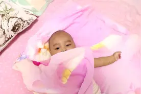 小孔宝和褥子玩起来了，自创了一种新玩法，最后把自己裹起来了