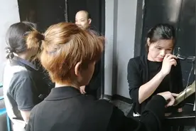 第一次拍摄酒店下班打卡的情景，记录小厨工作生活的一角