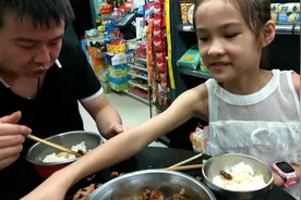 武汉突然刮大风下暴雨，超市没生意也不亏待家人，一斤虾一斤排骨视频封面