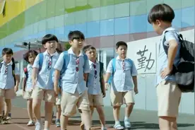 小孩请同学们吃汉堡，还把大家请到家里玩，结果给老爸惹来大麻烦视频封面