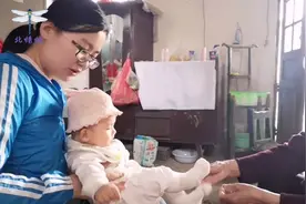 快到5个月的小宝宝，随手抓起来什么都是玩具，和老奶奶玩的欢～视频封面