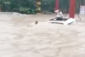 四川宜宾三天两降暴雨，城区出现内涝 有人坐车顶等待救援