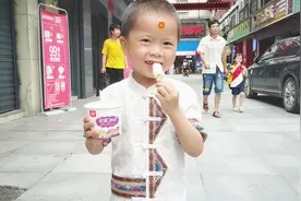 燕子去学校接小侄子，把他开心坏了，放学路上想吃啥都有姑姑买单视频封面