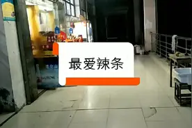 下班陪美女同事逛超市，看看女同事在超市里买了啥，两人直接笑场视频封面