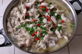 跟着王刚大厨做家常酸菜鱼，简单食材，味道真是实在视频封面