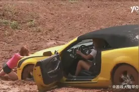 两位美女把车开进了泥潭里，然后就出不去了，太厉害了！视频封面