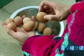 单手抓鸡蛋游戏，抓住7个给100，大娘身手不一般一下能抓8个
