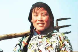 21岁农村女孩捡到10亿钻石，上交国家获千元奖励，如今过得怎样？视频封面