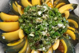 川妹子分享青椒皮蛋的做法，不用火烧不用油炒，椒香美味又下饭