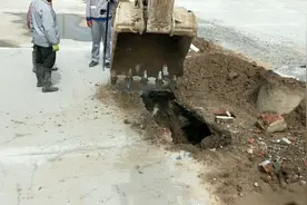 30公分厚的混凝土路面，用挖斗能不能敲破？一起来看看吧……视频封面