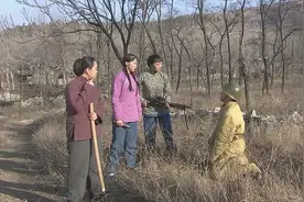 这个日本鬼子搞笑了，被3个妇女欺负，跪地大哭！视频封面