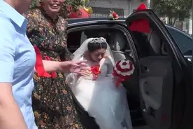 小伙娶胖姑娘，主持人的造型有点吓人