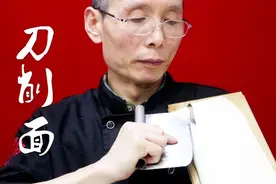 老师傅教你做刀削面，面条劲道爽滑肉块浓郁飘香，一碗根本不够吃视频封面