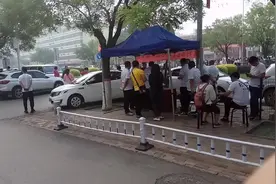 高考当天，带着四岁儿子来到廊坊一中考场外，感受焦急等待的气氛