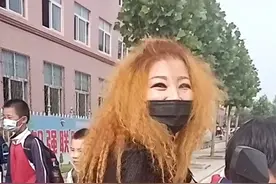 风韵犹存老女人的鱼网丝袜 爱穿丝袜的老女人 老女人的日常生活视频封面