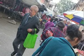 桂西北百寿镇赶圩日看见一个最赚钱的行当:修脚起鸡眼肉刺视频封面