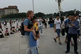 北京38度高温，天安门广场清洁工是这样打扫卫生的，辛苦了！视频封面