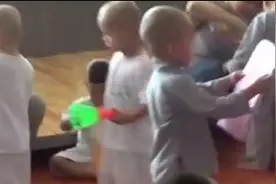 福利院里的孩子没有父母疼爱好可怜视频封面